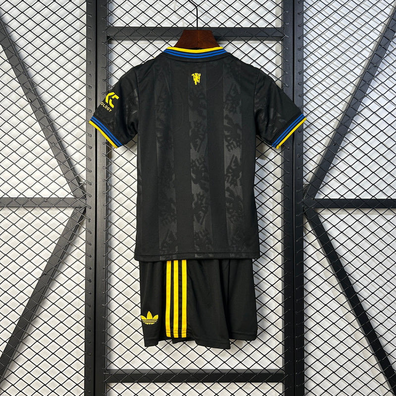 KIT INFANTIL DO MANCHESTER UNITED 25/26 PRETO