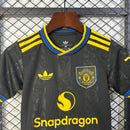 KIT INFANTIL DO MANCHESTER UNITED 25/26 PRETO