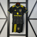 KIT INFANTIL DO MANCHESTER UNITED 25/26 PRETO